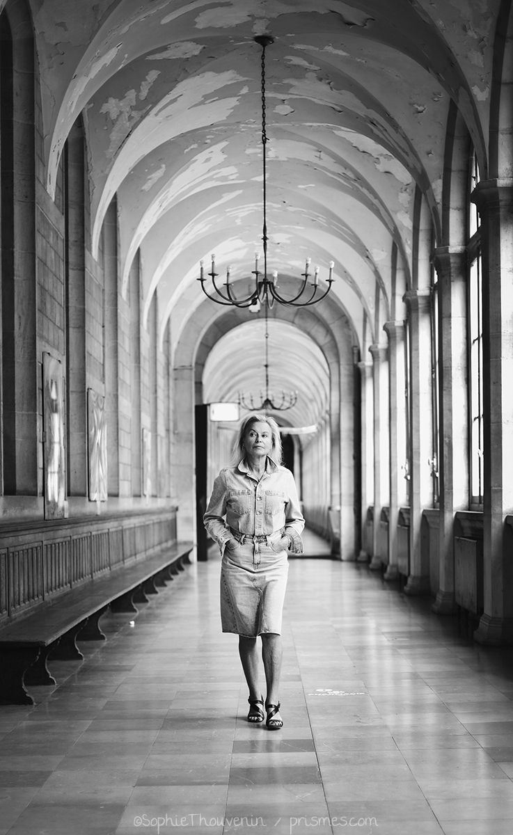 Armelle de Thé dans la galerie de l’Hôtel-Dieu