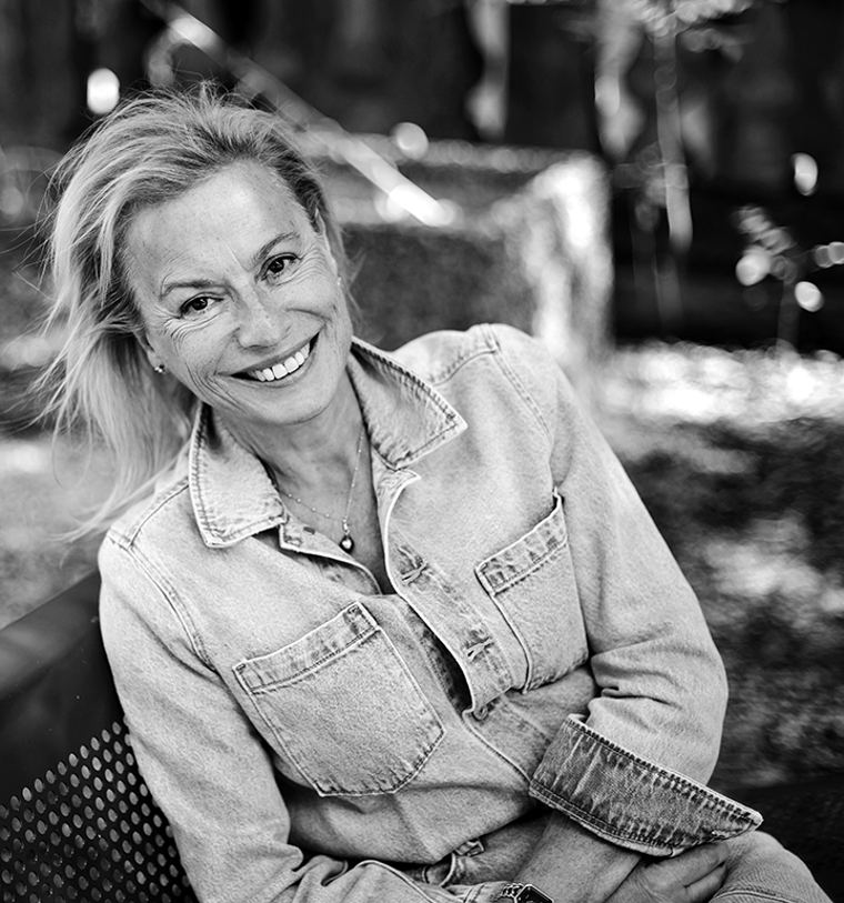 Portrait d'Armelle de Thé, souriante, en veste en jean